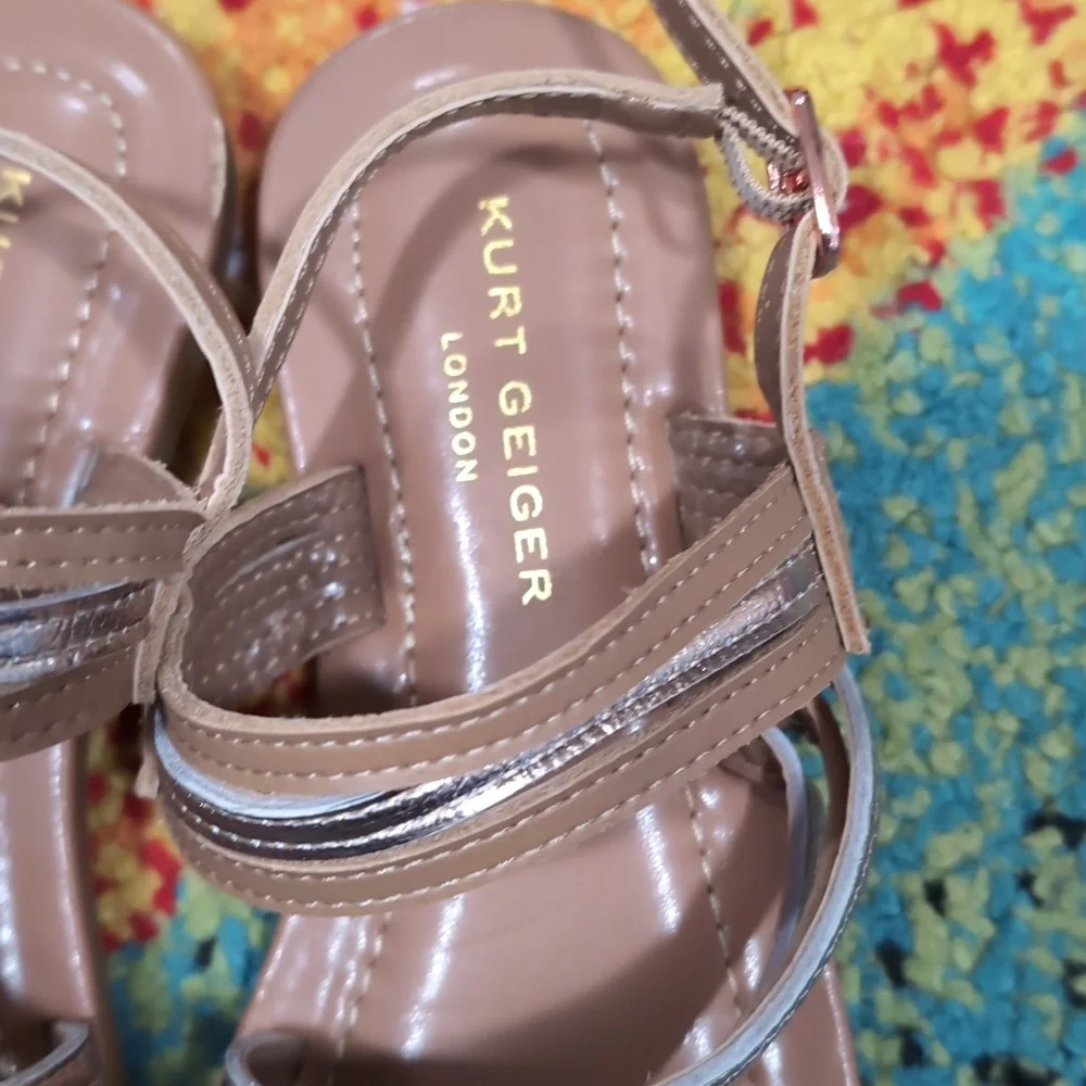 Kurt Geiger London Tan & Silver Toe Loop Sandals Girls Size 1